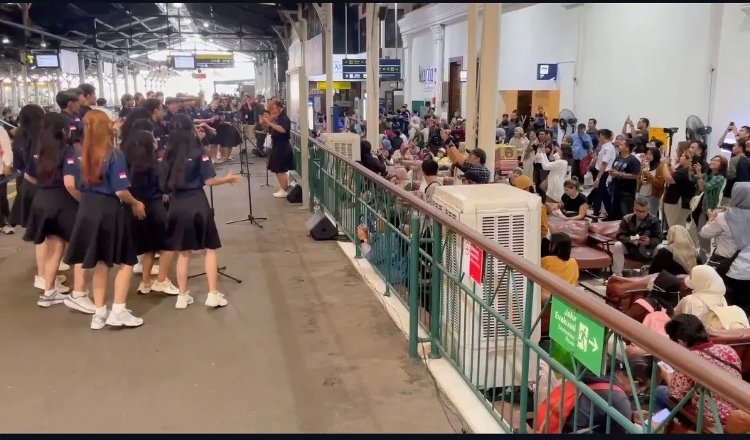 Bikin Merinding Penumpang, Paduan Suara UAJY Meriahkan Hari Lahir Pancasila di Stasiun Yogyakarta