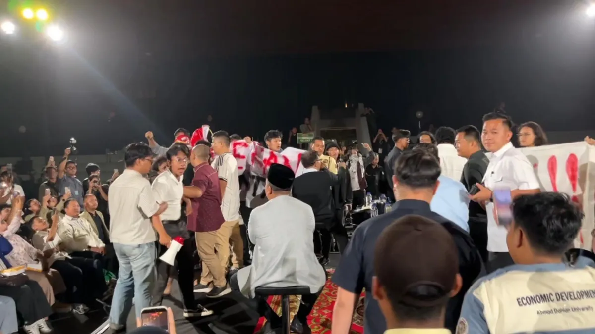 Diskusi di UGM Berujung Ricuh, Tiga Pejabat Negara Didemo Mahasiswa dan Dievakuasi Polisi