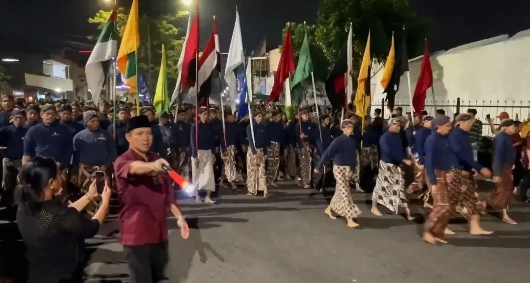 Mubeng Beteng Digelar, Ribuan Warga Sambut Tahun Baru Jawa 1 Sura dengan Refleksi dan Kebersamaan